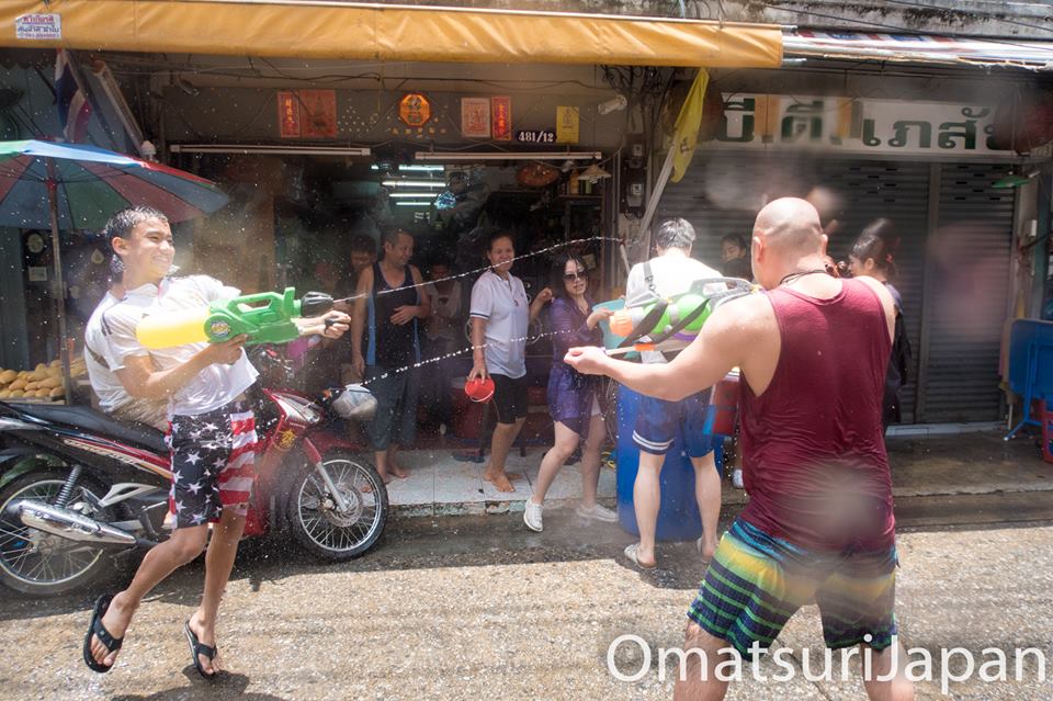 世界最大の水掛け祭りは狂気と微笑みのカオス。タイのソンクランレポ！