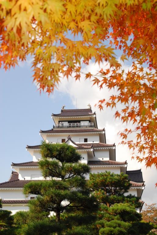 紅葉が見頃の鶴ヶ城（会津城）