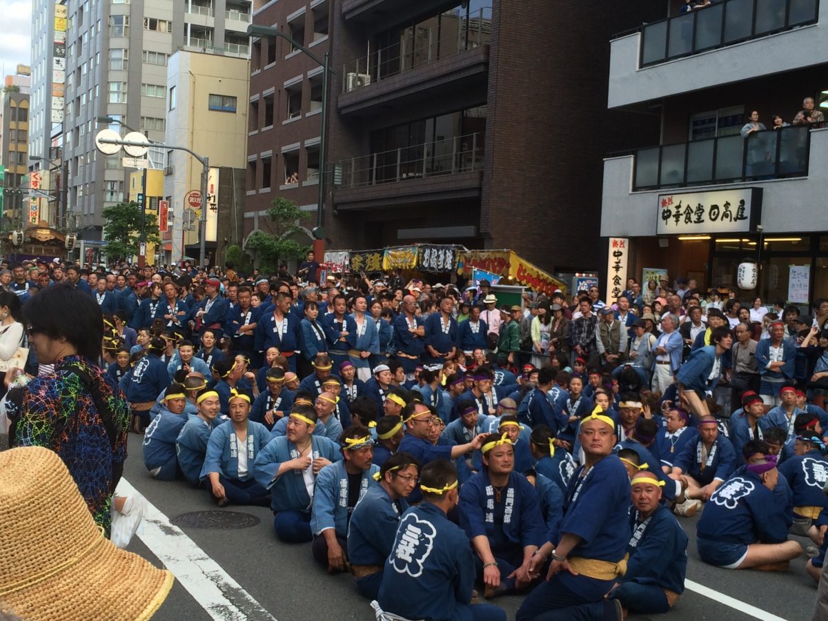 三社祭を待ちわびるひと