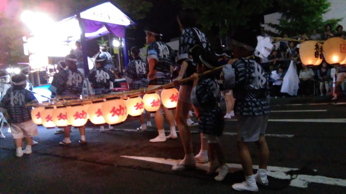 秋田竿燈まつりで幼若を持つ子供達