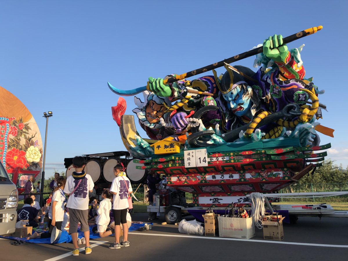 出陣前にみんなで食事をする金屋地区のみなさん