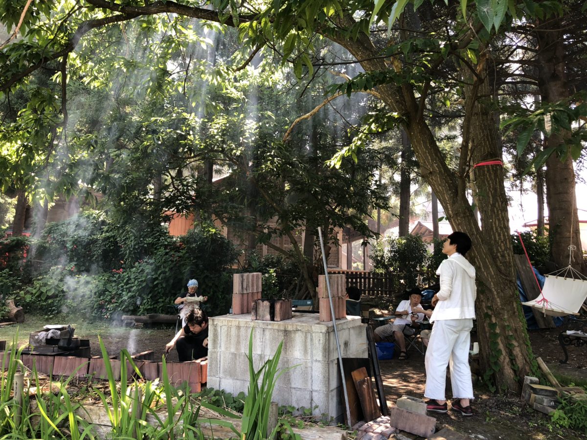 木漏れ日の中で炭焼き体験をした様子