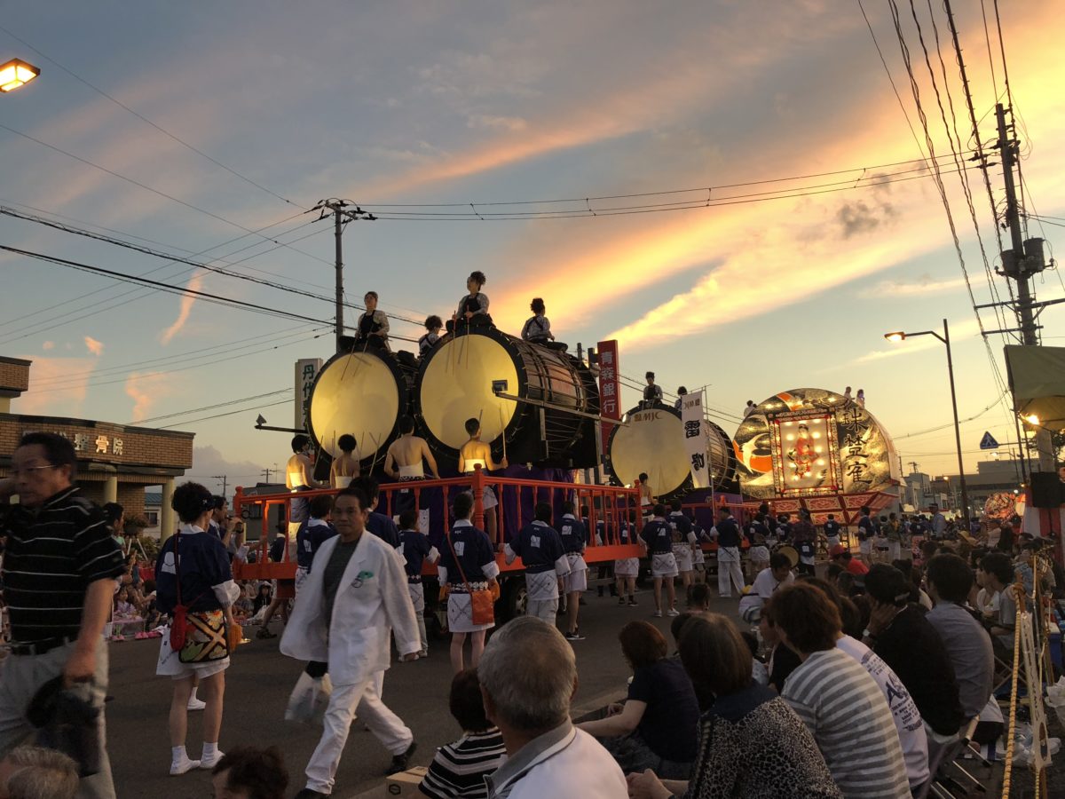 夕暮れ時間に映えるねぷたと大きな太鼓
