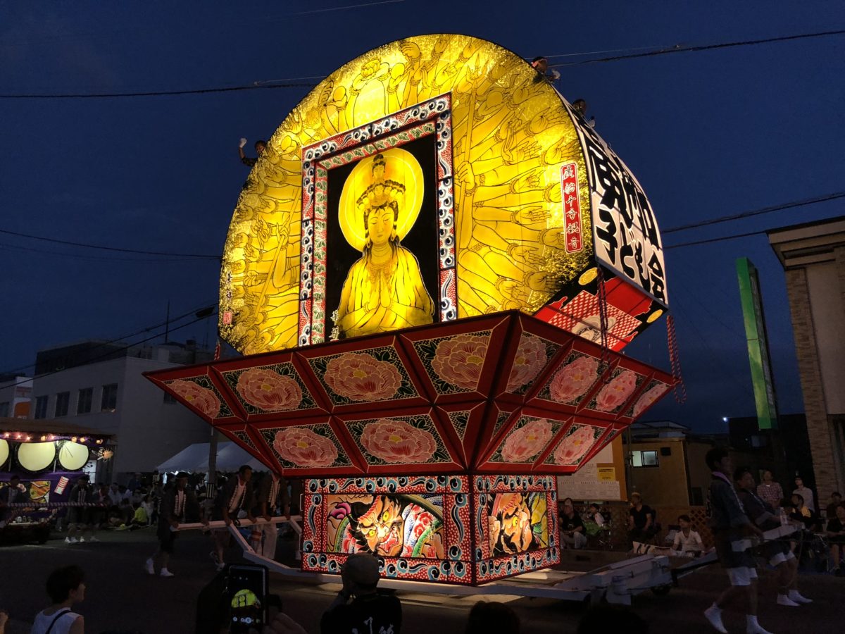 千手観音像が描かれた巨大な扇ねぷた