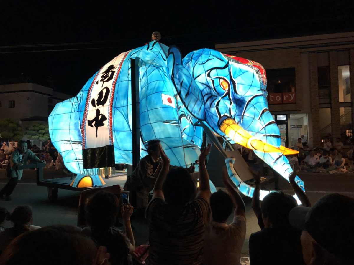 スモークを吐く象のねぷた