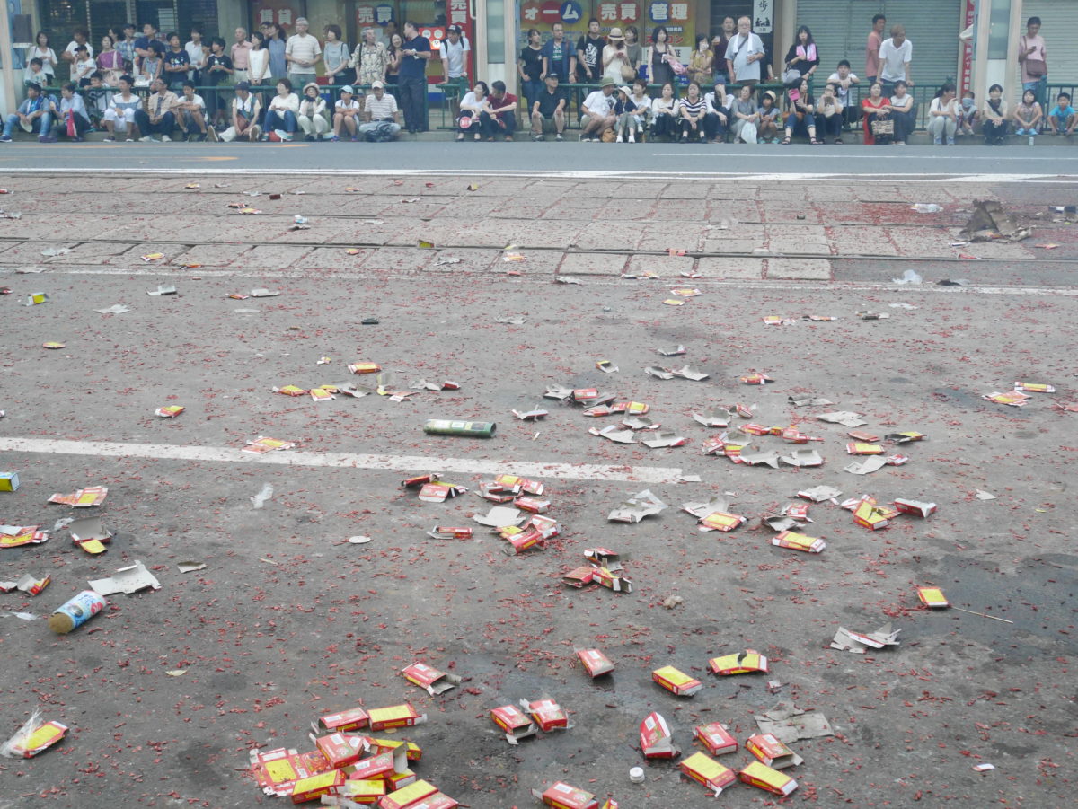 精霊流しの爆竹