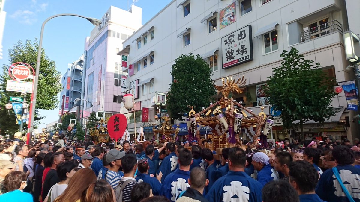 吉祥寺秋祭り 道に連なる神輿