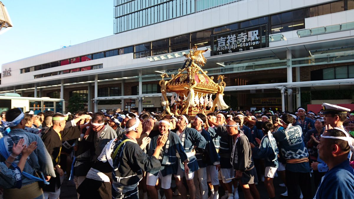 吉祥寺秋祭り 吉祥寺駅前に登場した神輿