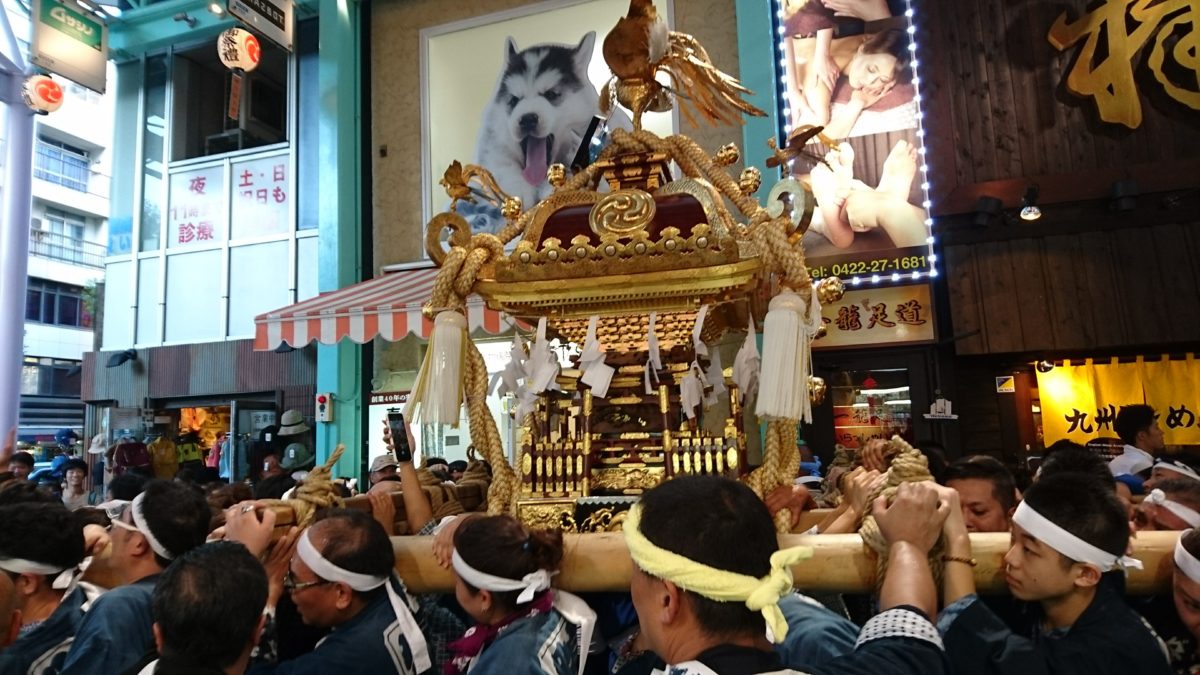 吉祥寺秋祭り アーケードでの神輿渡御