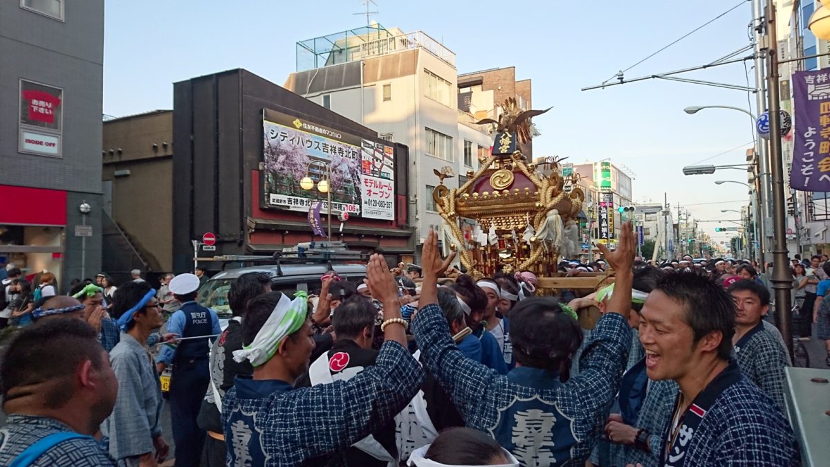 「住みたい街」の上位常連である吉祥寺の街を威勢良く渡御します