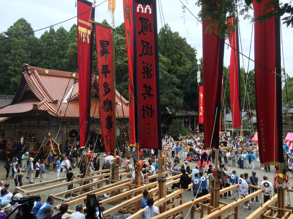 お熊甲祭り、立ち並ぶ大旗