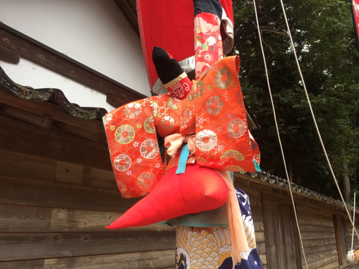 旗の根元にはカワイイ猿の人形が