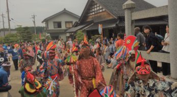 石川県七尾市の祭がフォトジェニック！2023年「お熊甲祭り」は踊る猿田彦と真紅の巨大旗が必見！