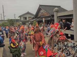 石川県七尾市の祭がフォトジェニック！2023年「お熊甲祭り」は踊る猿田彦と真紅の巨大旗が必見！