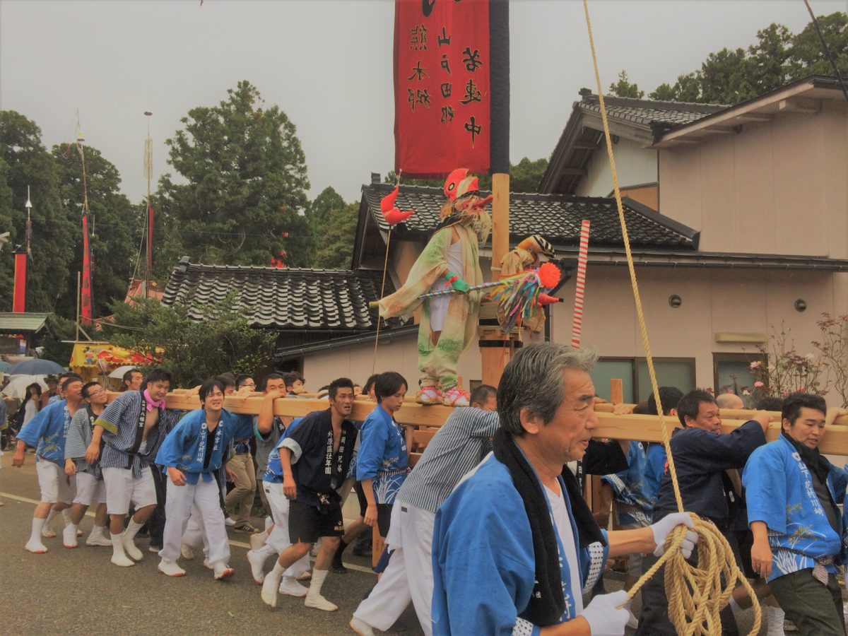 お熊甲祭り｜運び出された大旗