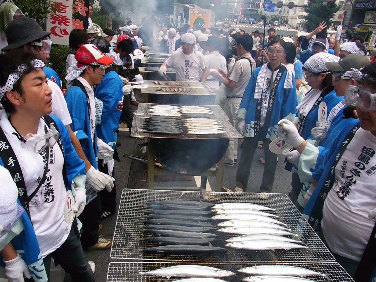 目黒のさんま祭り!持ち物やトイレ情報+主催者に聞いた楽しみ方&宮古への想い目黒のさんま祭りは何時から並べばいいの?トイレや持ち物などは?宮古のサンマを選んだのは一番うまいから!祭りをきっかけに焼いたサンマの美味しさを知ってもらいたい!目黒を知ってほしい。歴史・美術館・数々のお店を楽しめる魅力溢れる街なんです。サンマだけじゃない!徳島から、宮古から、様々な催しが!もちろん落語も!目黒のさんま祭りが繋いだ目黒と宮古の深い話。美味しい・楽しいだけじゃないこの祭りの価値とは。