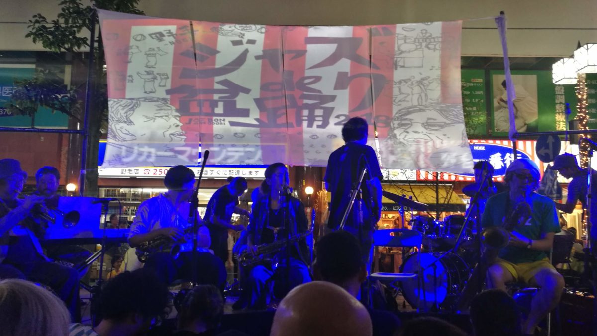 ステージ前が普段盆踊りじゃ見ない層で埋まる