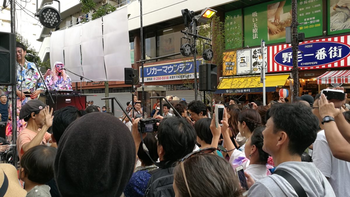 来場者からどよめきと共にスマホカメラだらけ