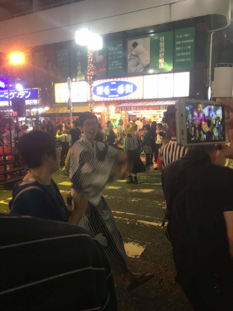 わっしょいしているので、手の動きがブレてる私