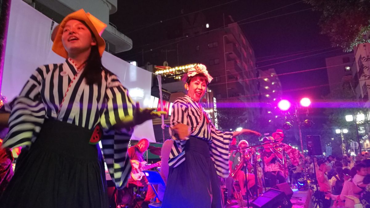 ここ商店街の真ん中です