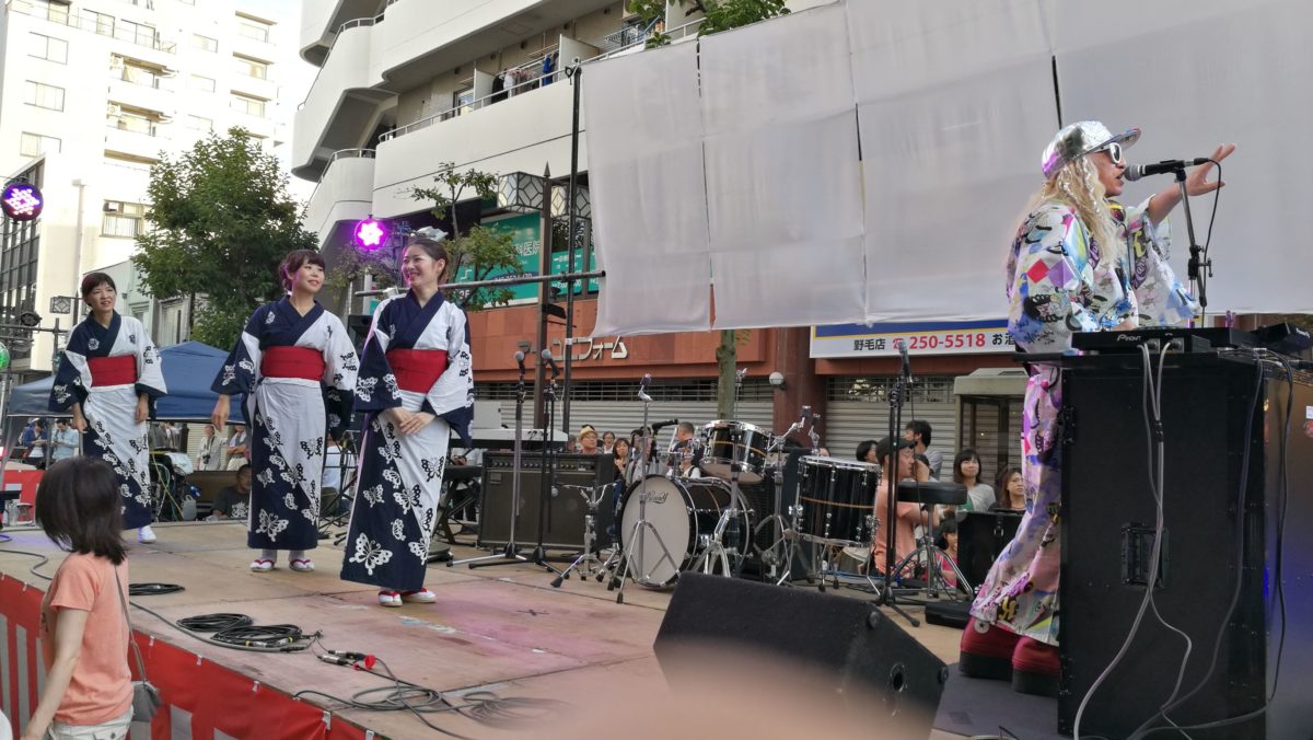 鳳蝶(あげは)会の皆さんもステージで一緒に