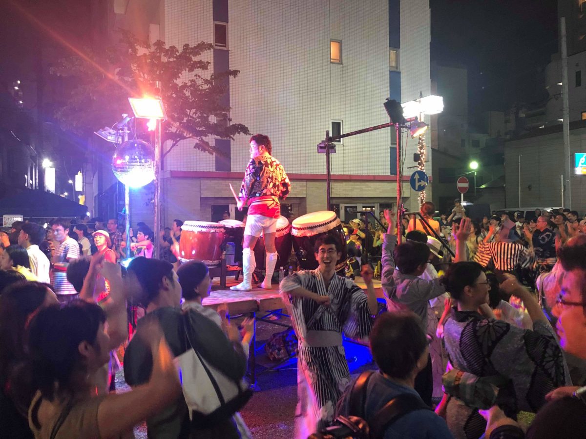 太鼓ブースの周りも人だらけ