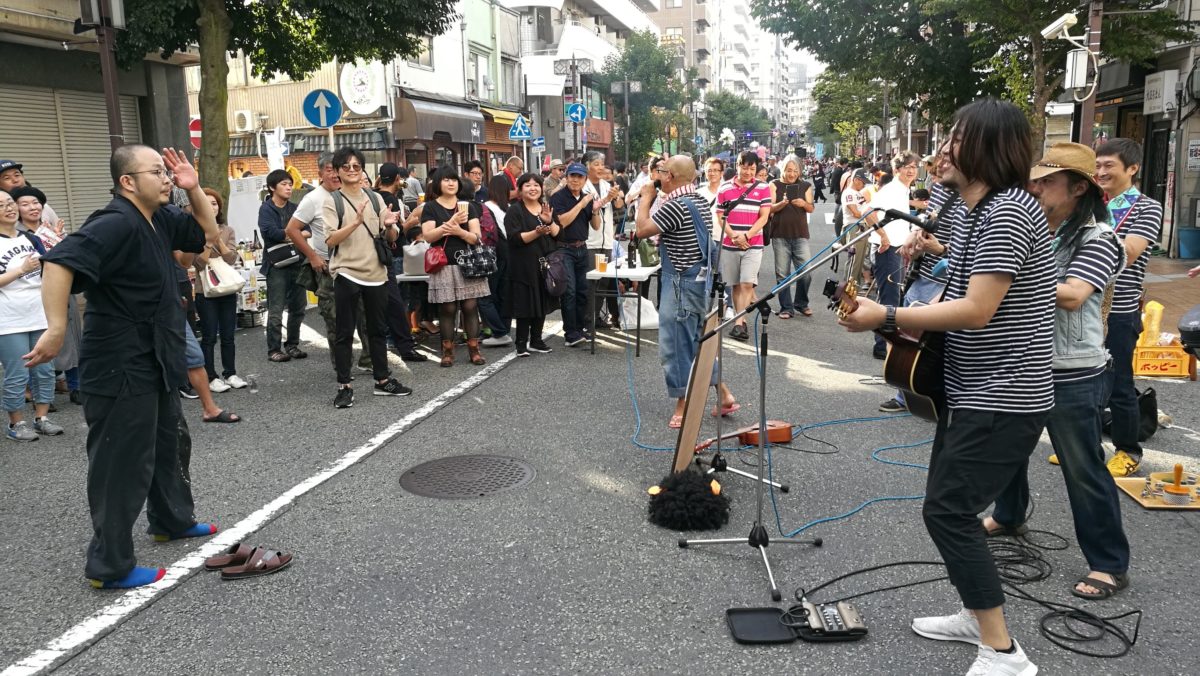 ご丁寧にサンダル脱いで踊り出す人