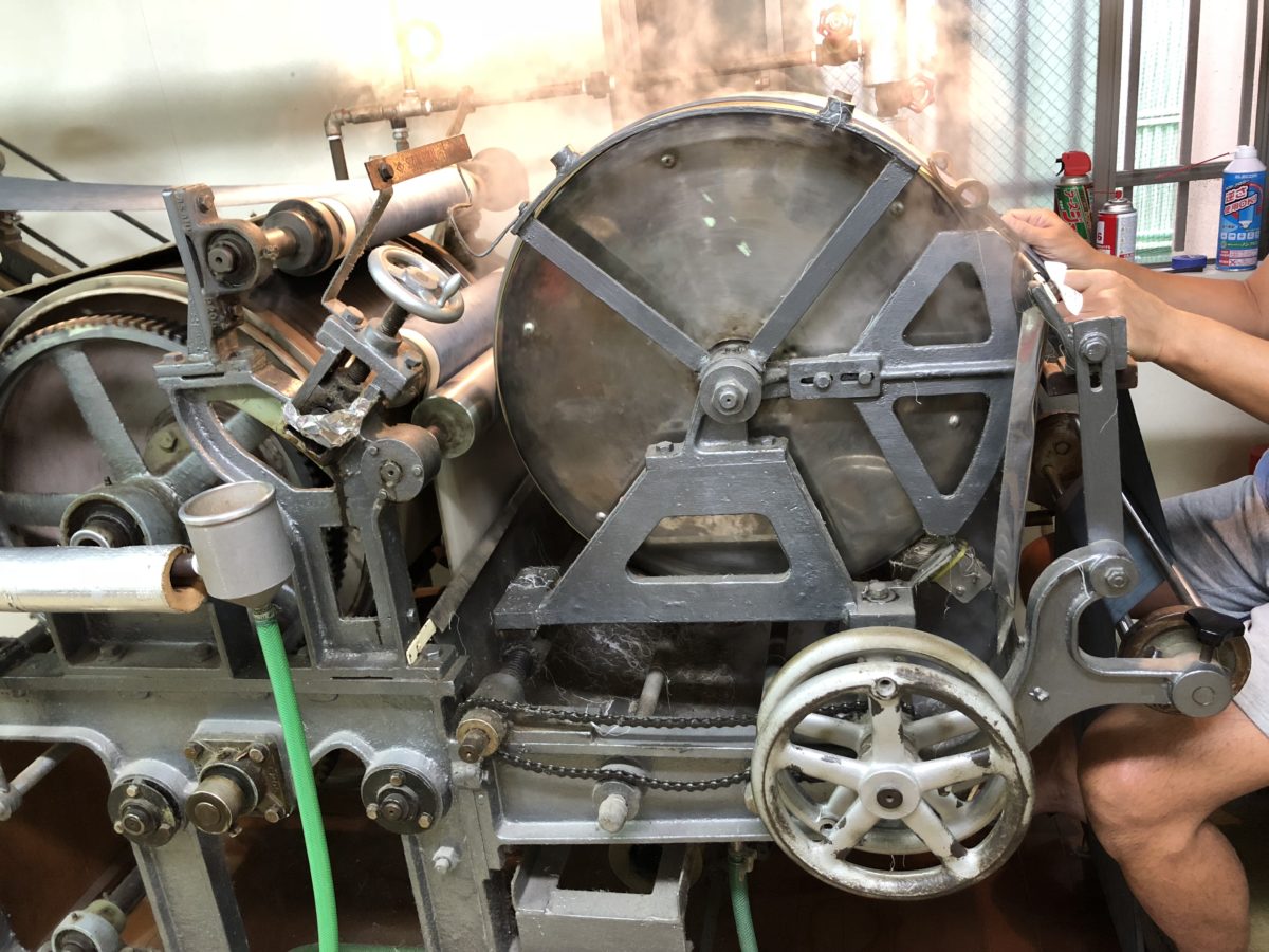 蒸気が立ち上る工房内は10月でもムワっとした熱気と湿気に包まれ汗が出ます