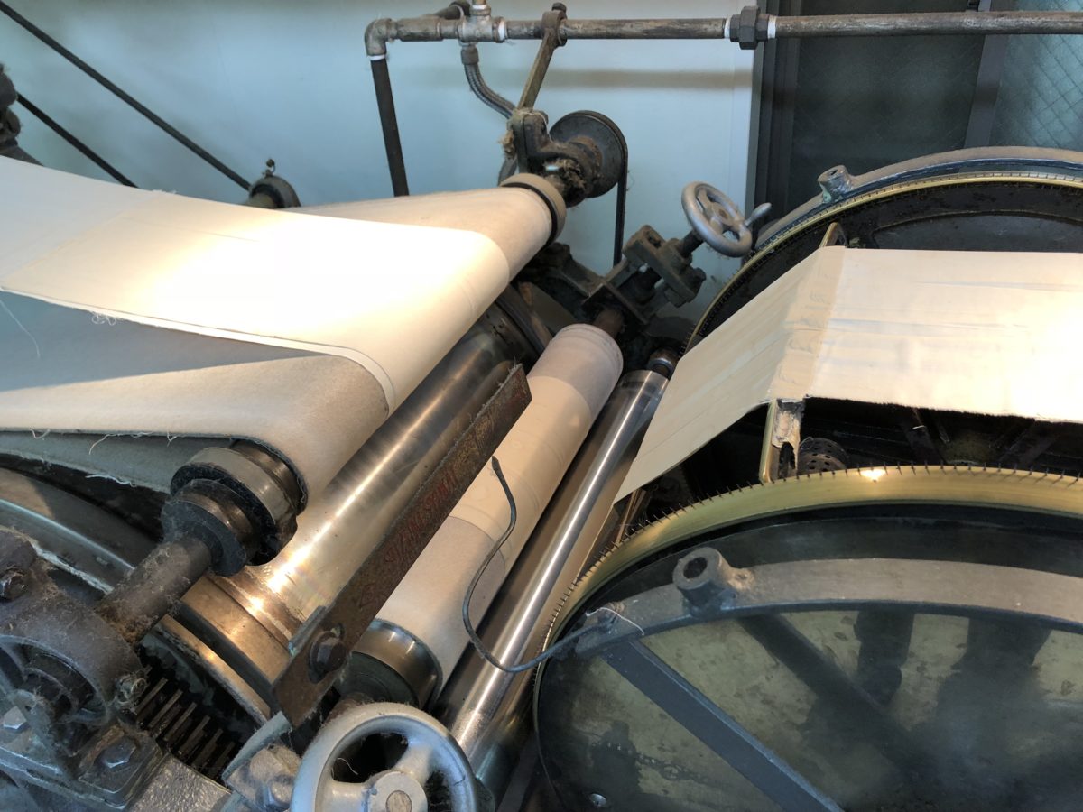 スチームアイロンの役目を果たすローラーを通り、シワ一つない状態に！