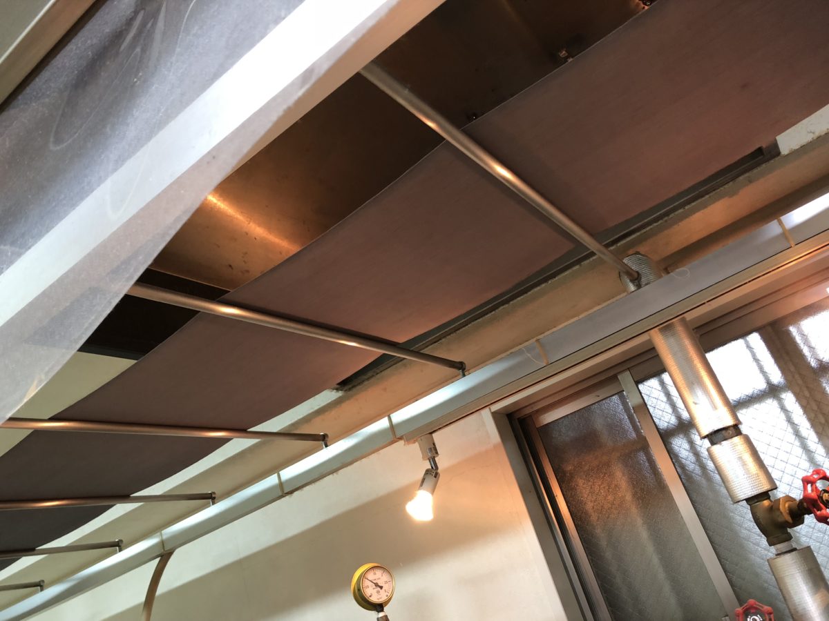 長い生地はいちど頭の上を通り…