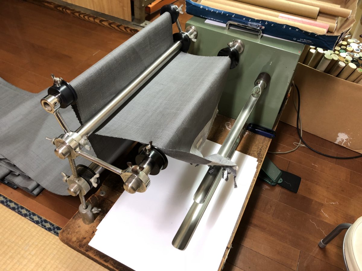 こちらはシワを伸ばした生地を…