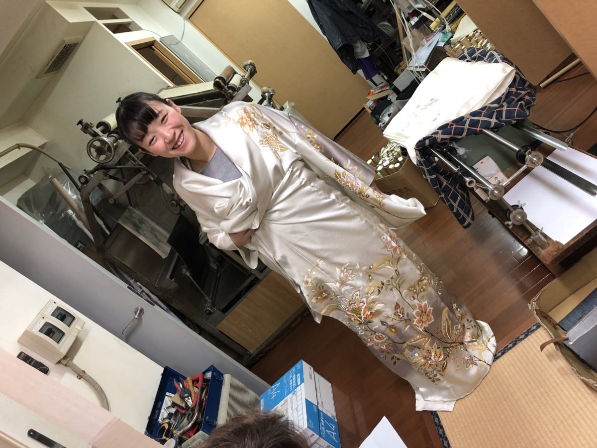 重量感や肌触りを体験させてもらいました