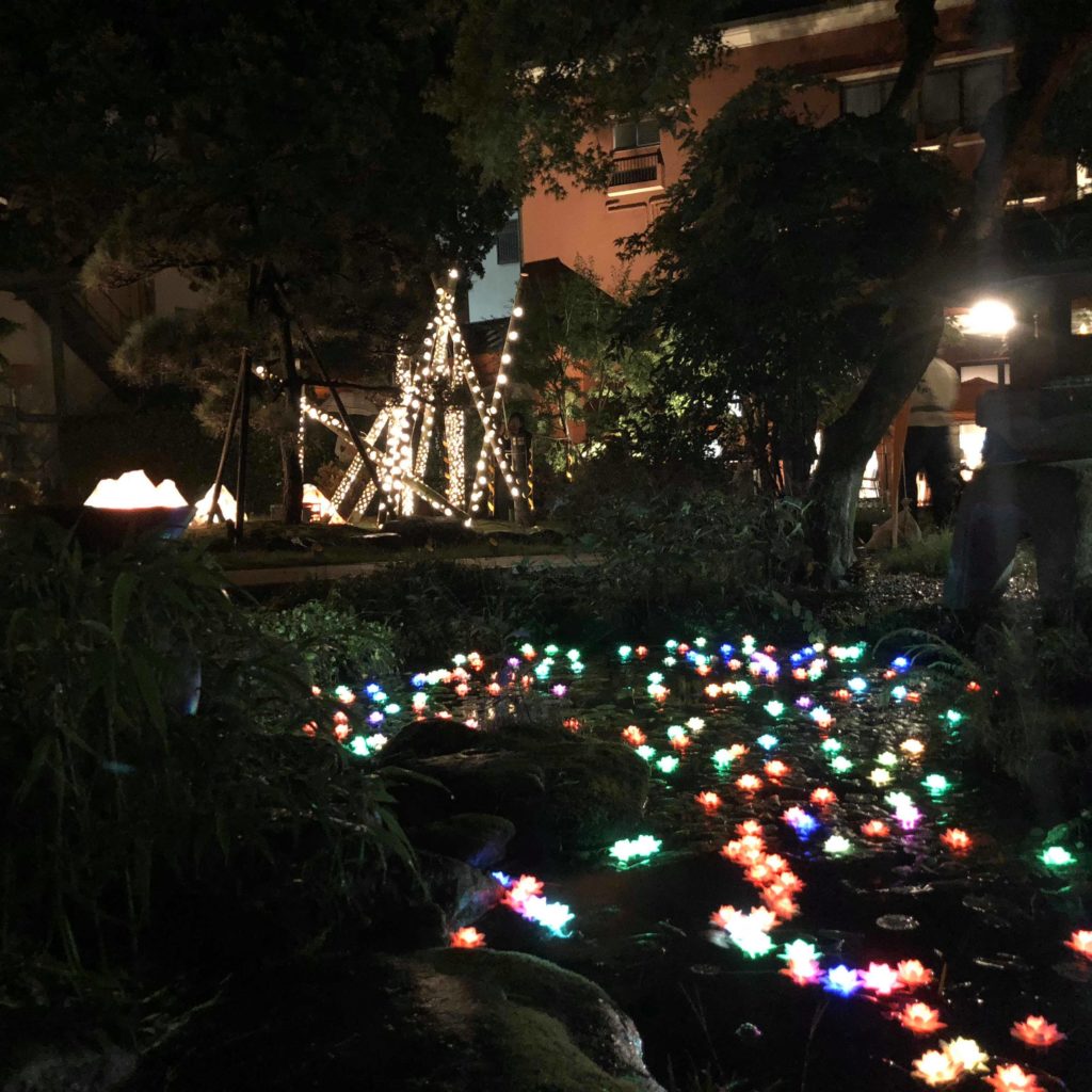 湯河原『灯りの祭典』をレポート。和の灯りに豪快な花火。温泉街の夜歩きは、いいぞ。　