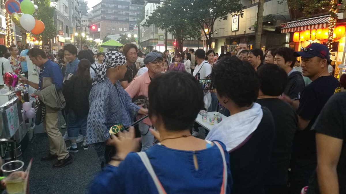 流しで演奏する人、思わず踊る人も