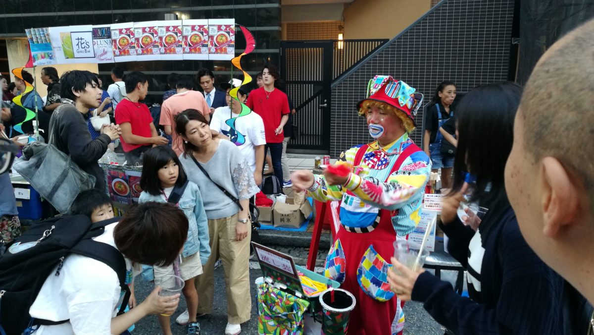 思わず立ち止まる大道芸