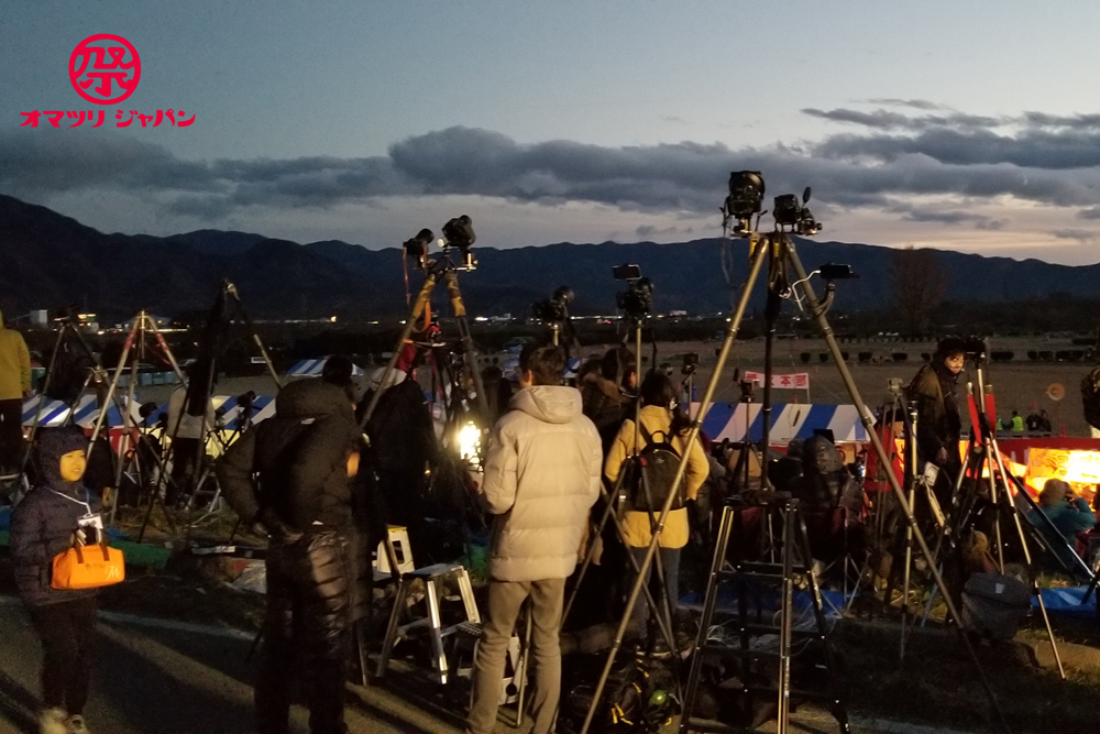 長野えびす講煙火大会｜三脚が立ち並ぶ会場