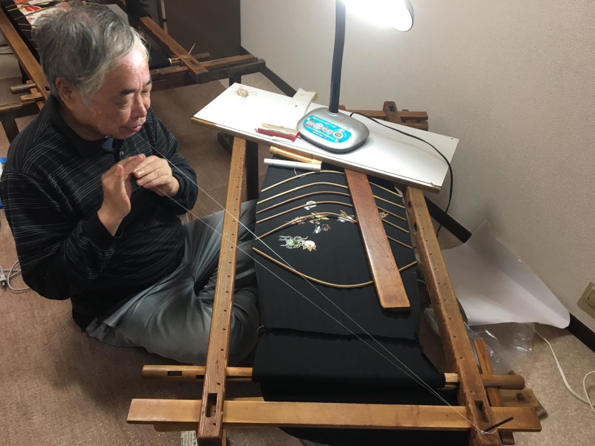 刺繍をされているご主人