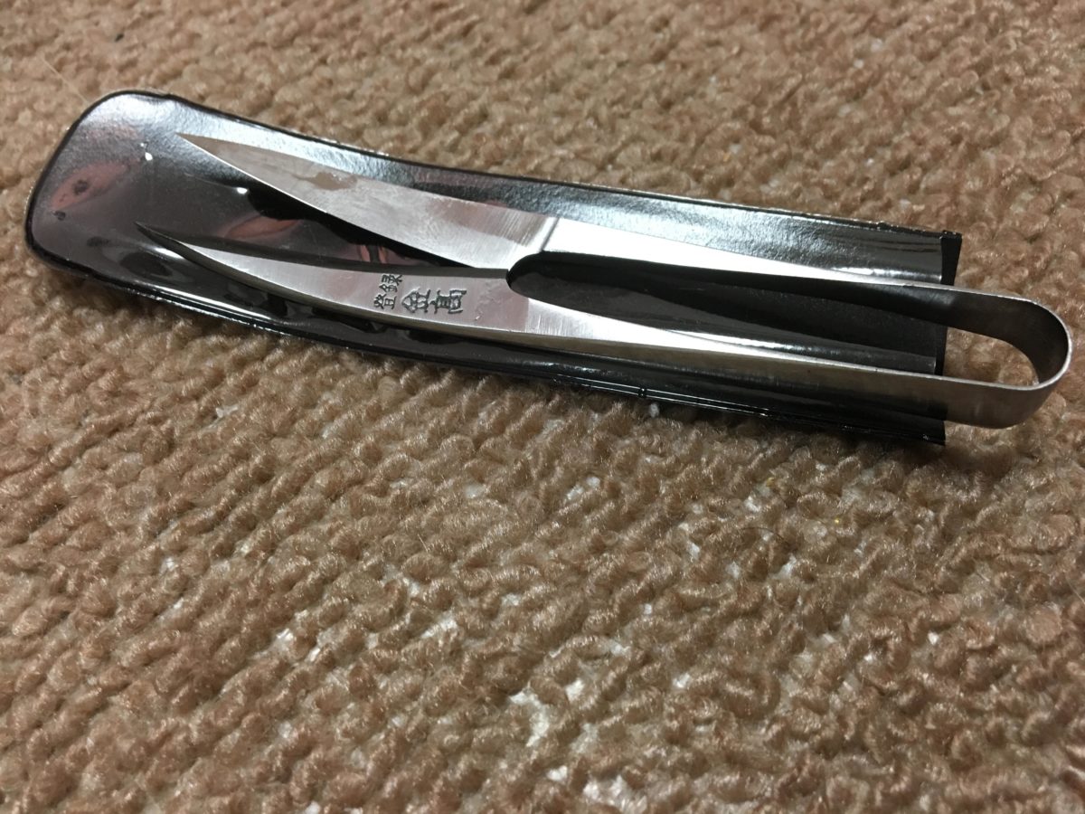 ハサミは反り上がった専用ハサミ。