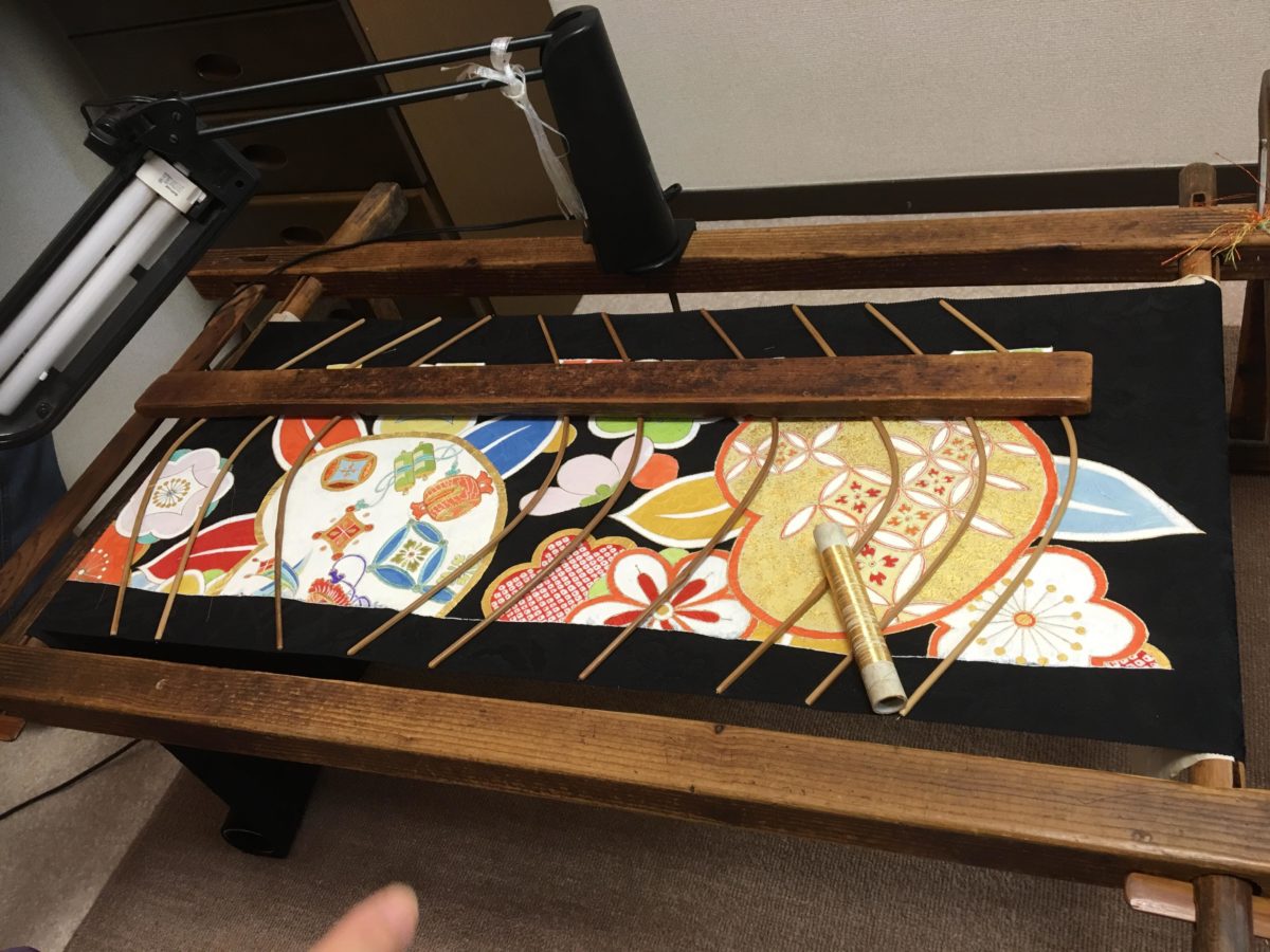 布をとめている木の棒のようなものには、先に針が付いていて、生地を張っておくことができるとのことでした。