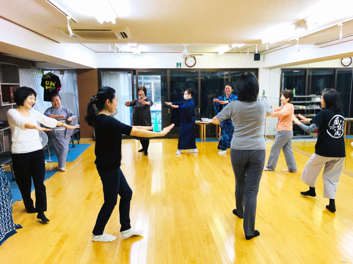 盆踊りクラスでは、輪踊りのレッスンも行われる