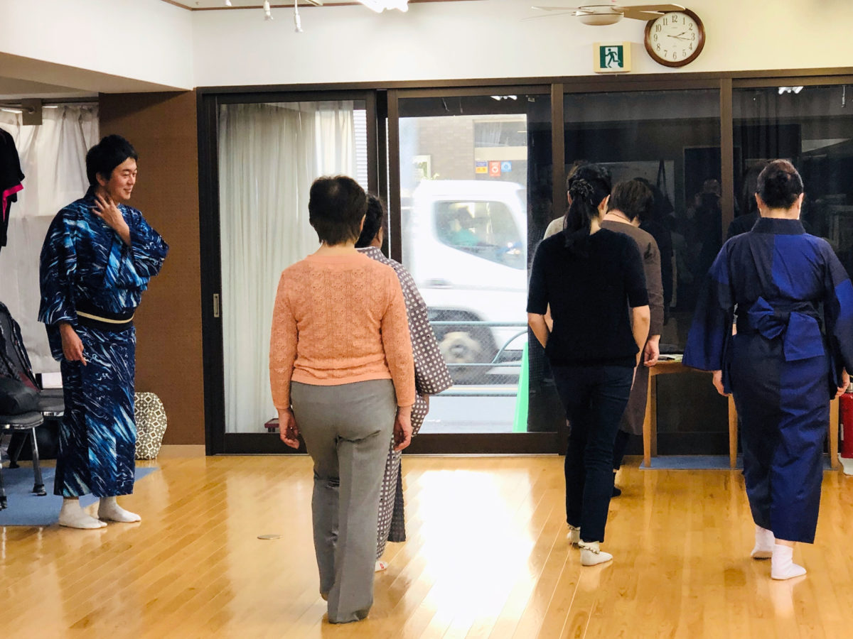 鳳蝶流盆踊り入門クラスのレッスン。ウォーミングアップの様子