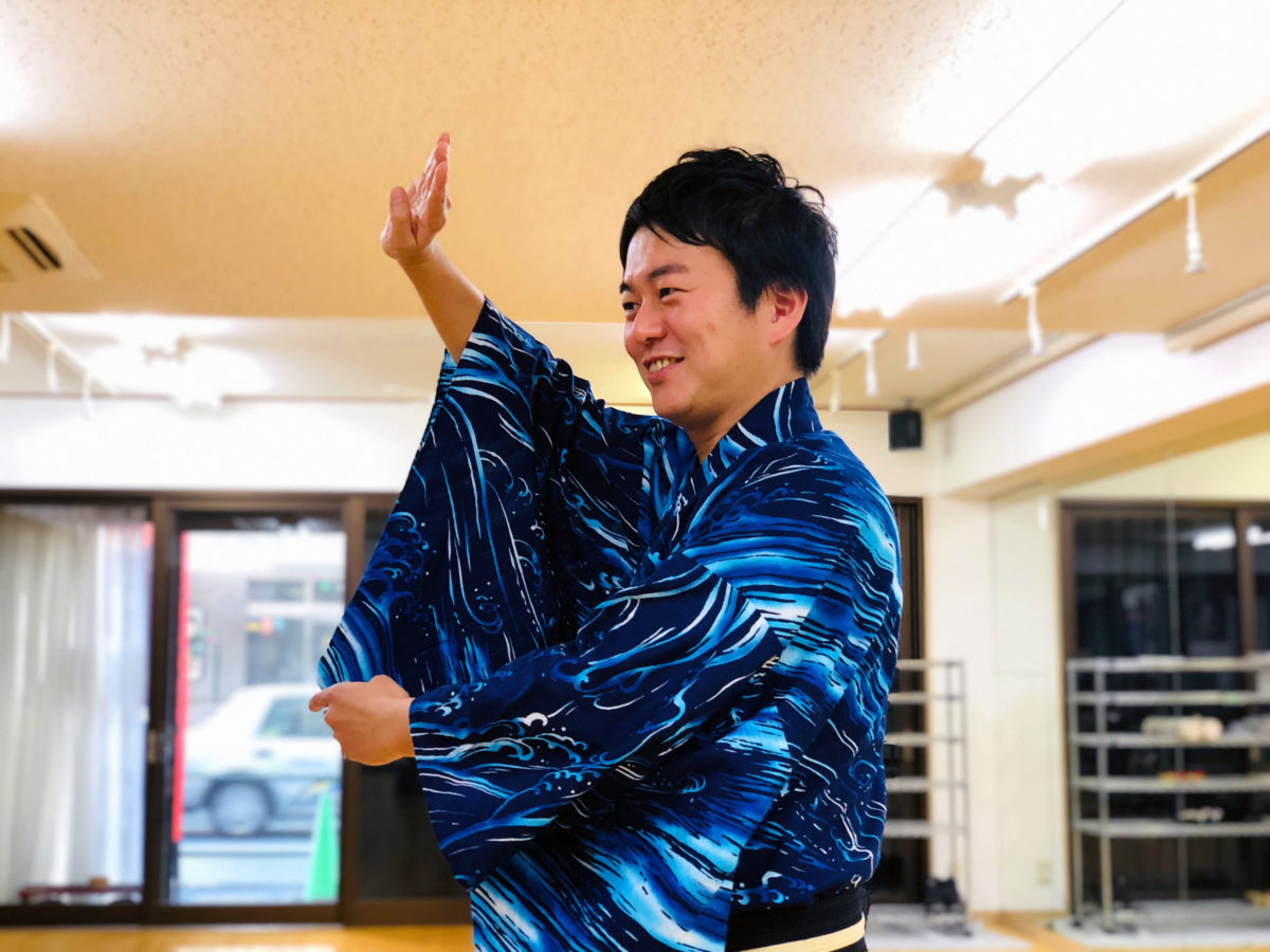 稽古場での鳳蝶美成氏