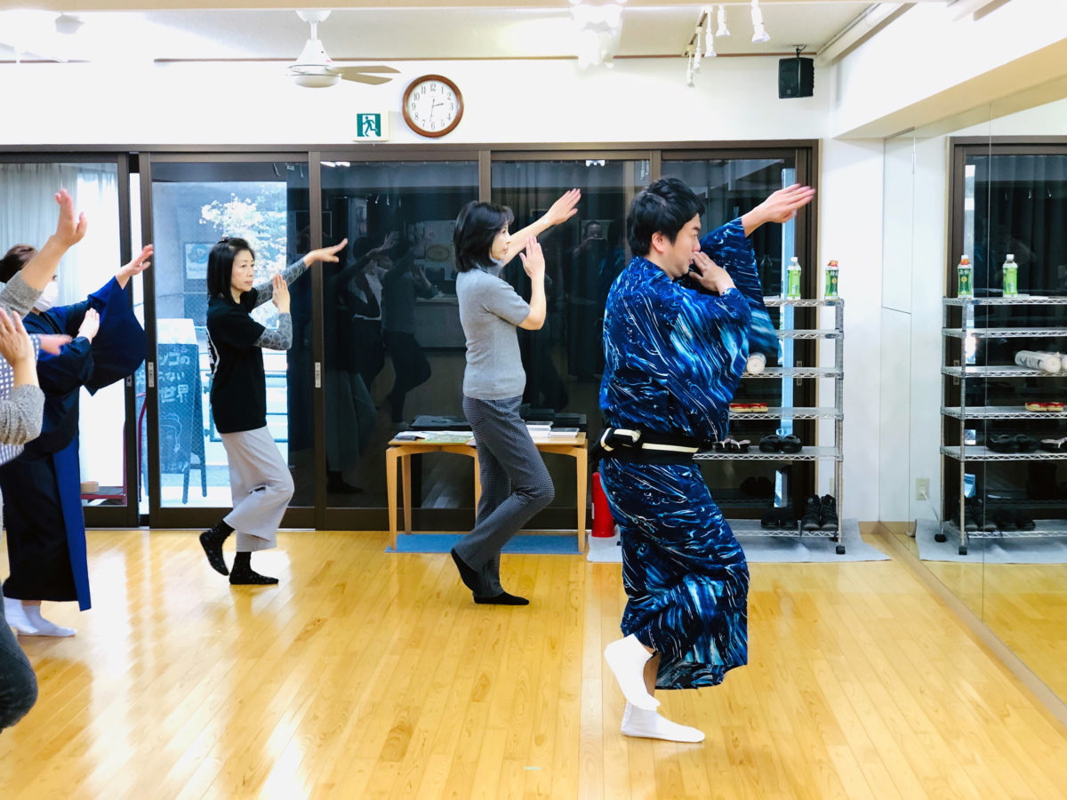 鳳蝶流盆踊り入門クラスのレッスン。盆踊りの基礎的な曲を練習している様子