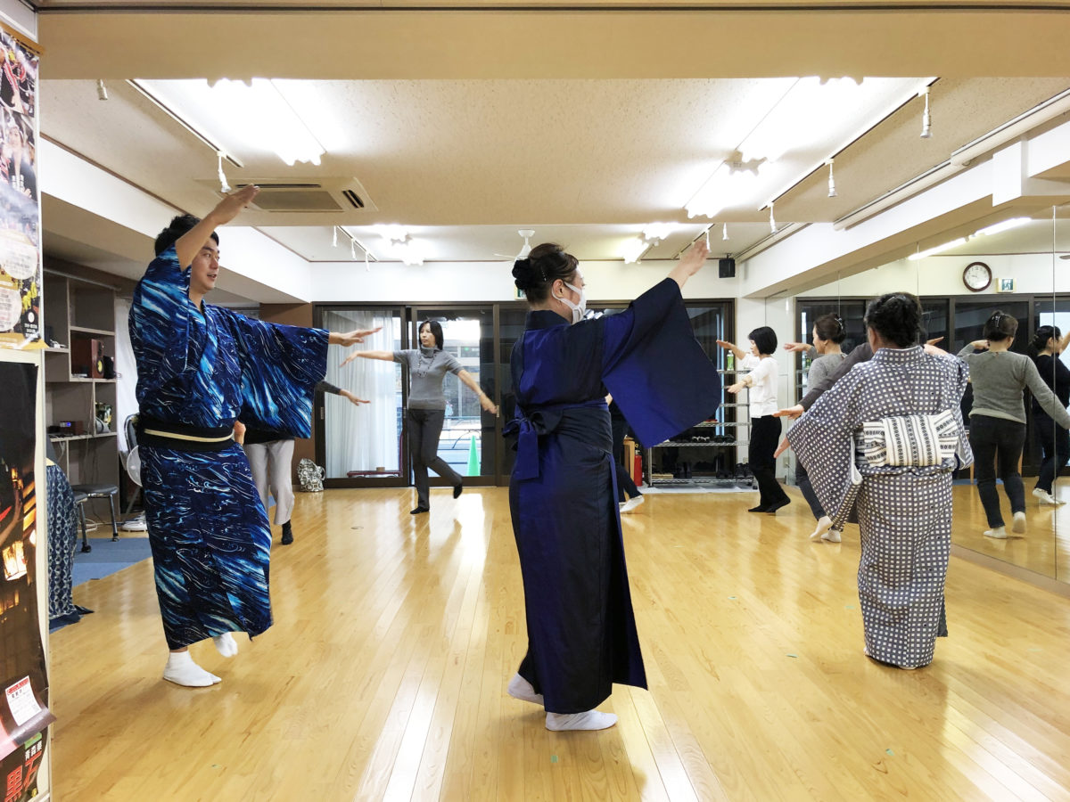 レッスンでは動きを確認した後、輪踊りで練習を行う