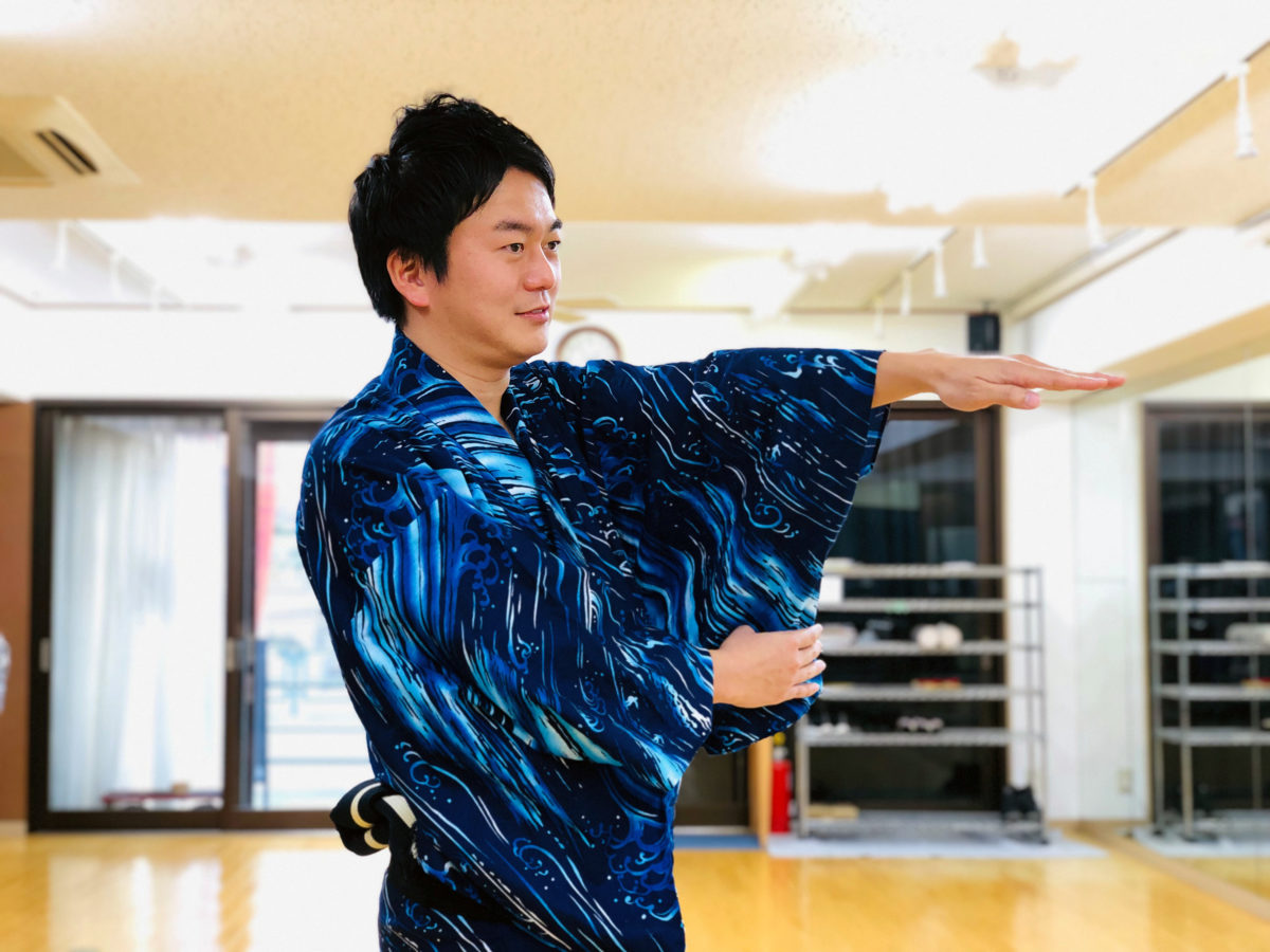 稽古場での鳳蝶美成氏