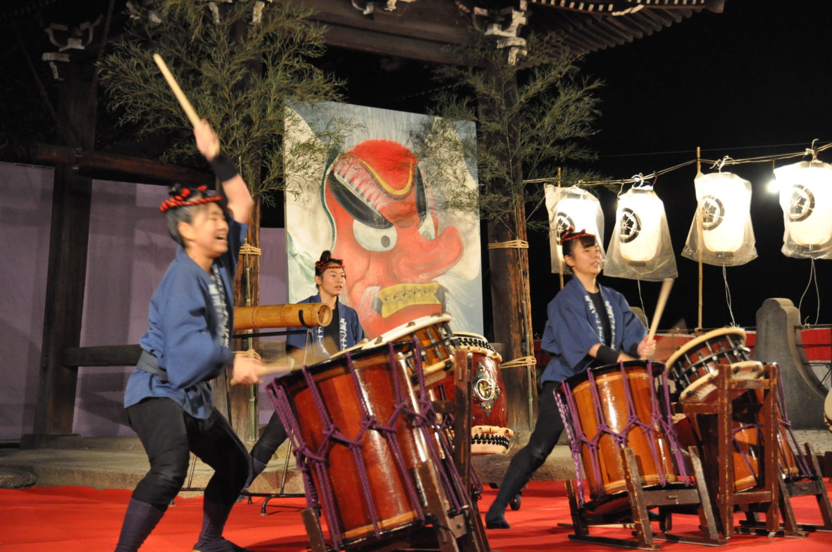 ベッチャー太皷を叩く女性