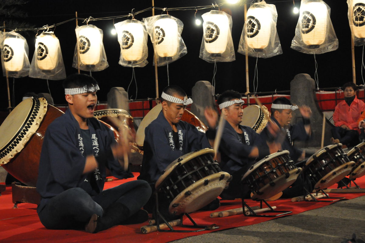 ベッチャー太皷を叩く男性