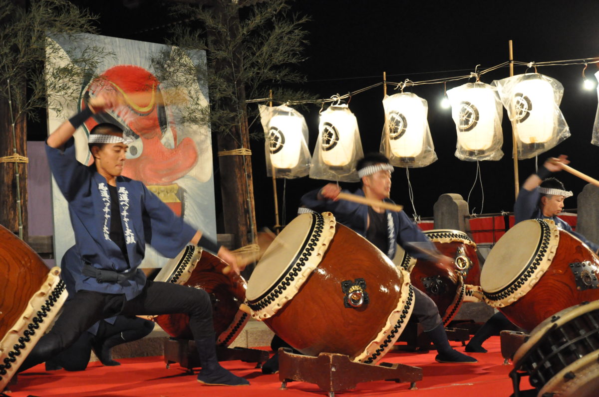 ベッチャー太皷を叩く女性