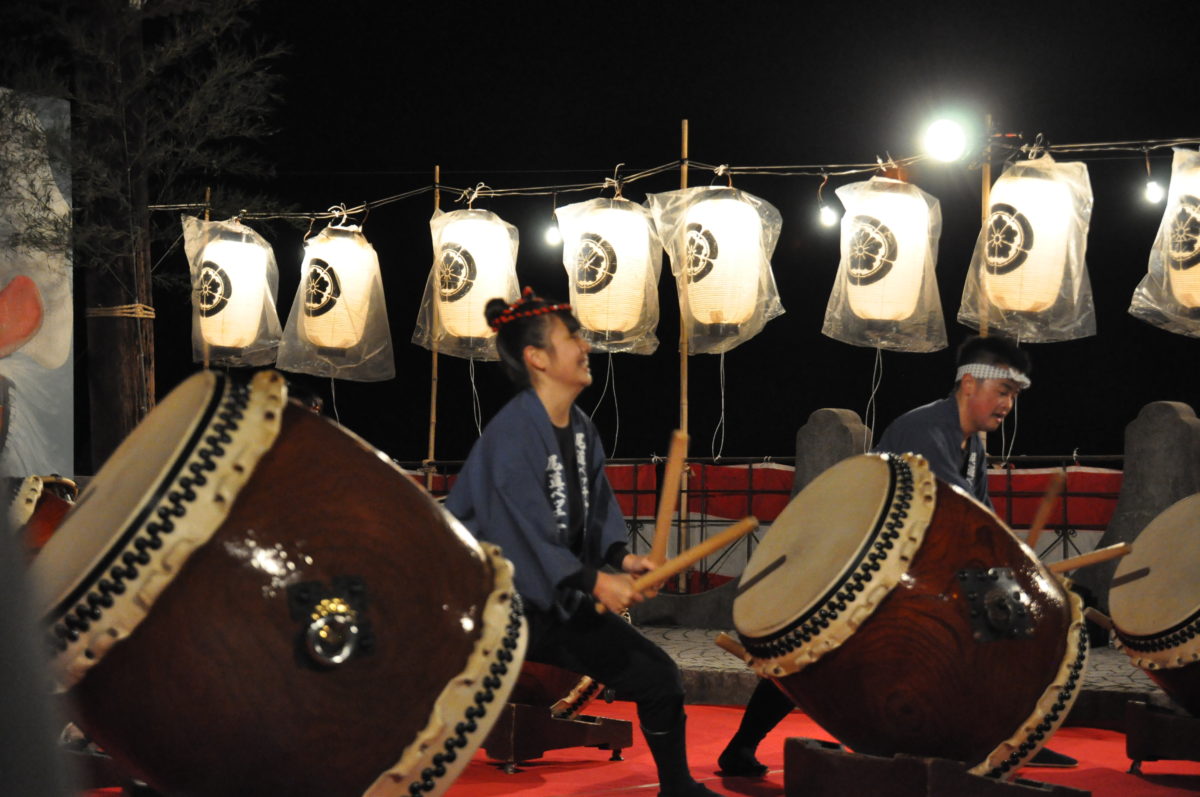 ベッチャー太皷を叩く女性