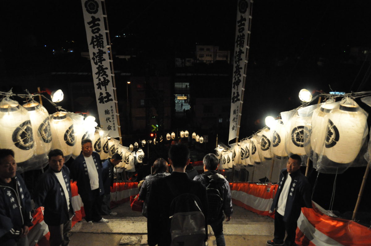 一宮神社の階段を下る